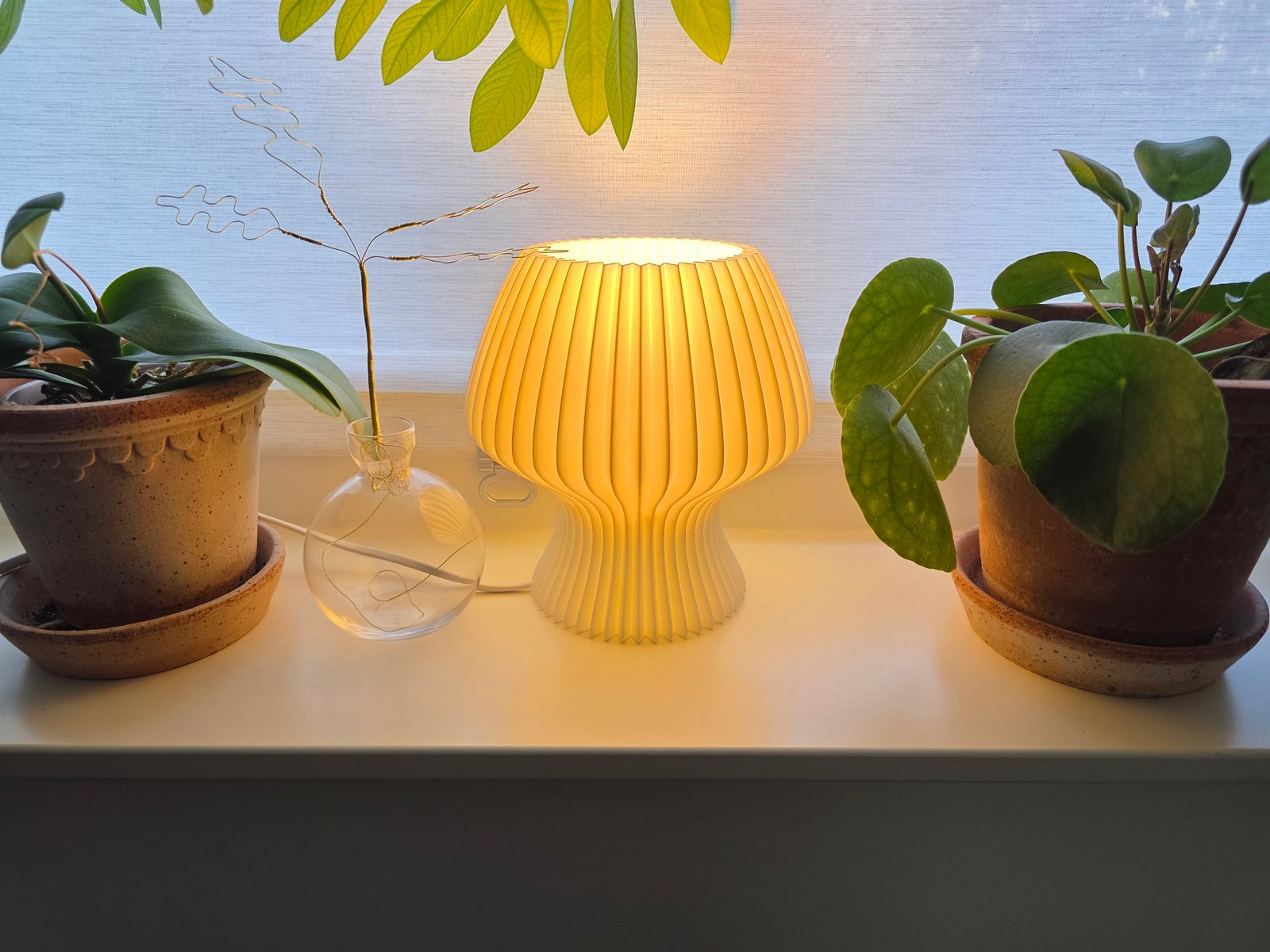 Lámpara de mesa moderna plisada